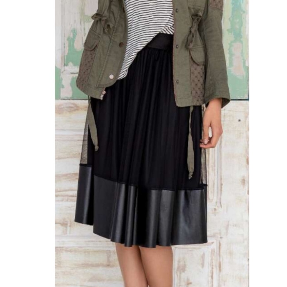 Francesca’s Clara Black Tulle Midi Skirt - Picture 3 of 7
